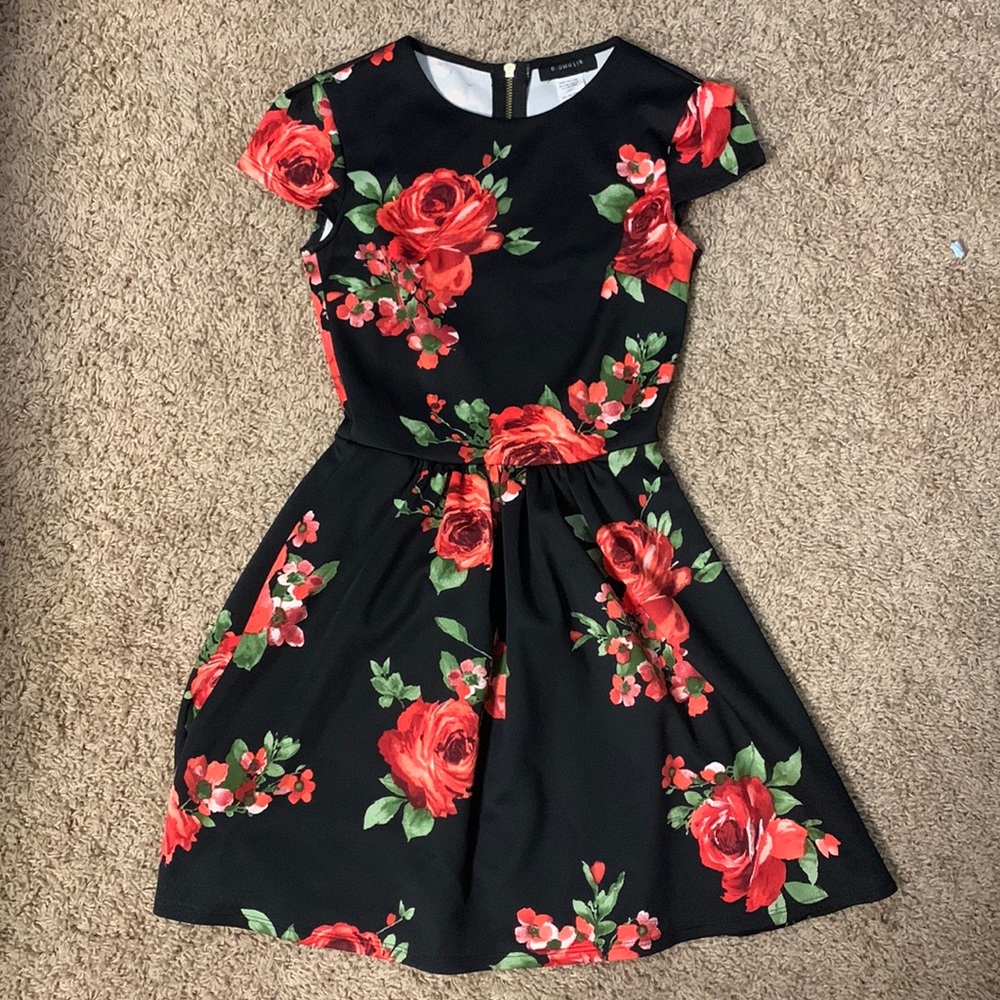 Short Sleeve Pretty Black and Red Rose Dress.